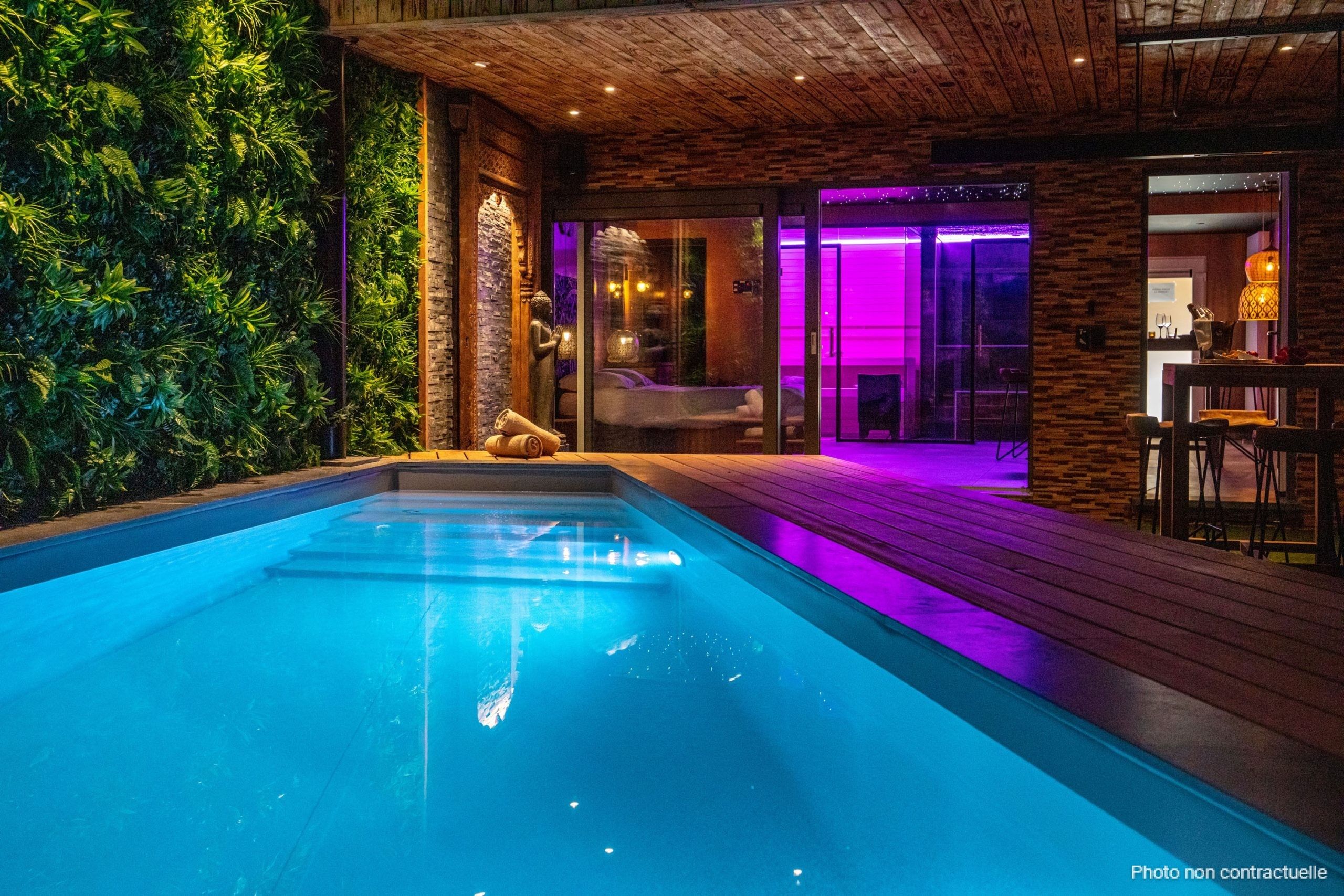 Une piscine dans une suite de luxe piscine-suite-luxe
