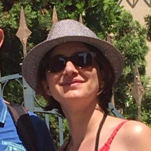 Cliente de l’hotel avec lunette de soleil et chapeau cliente-hotel-romantique-clos