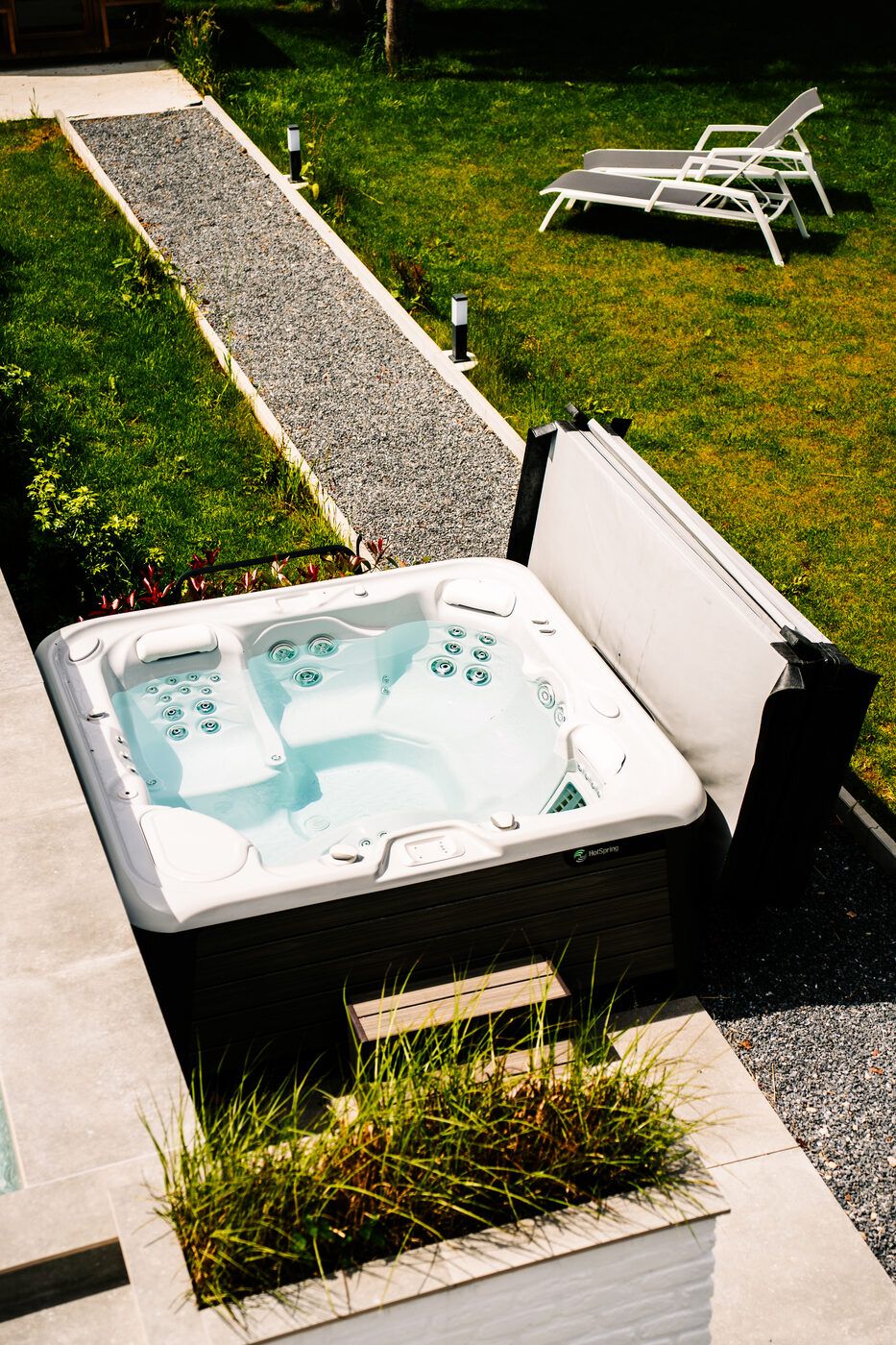 Jacuzzi extérieur au jardin