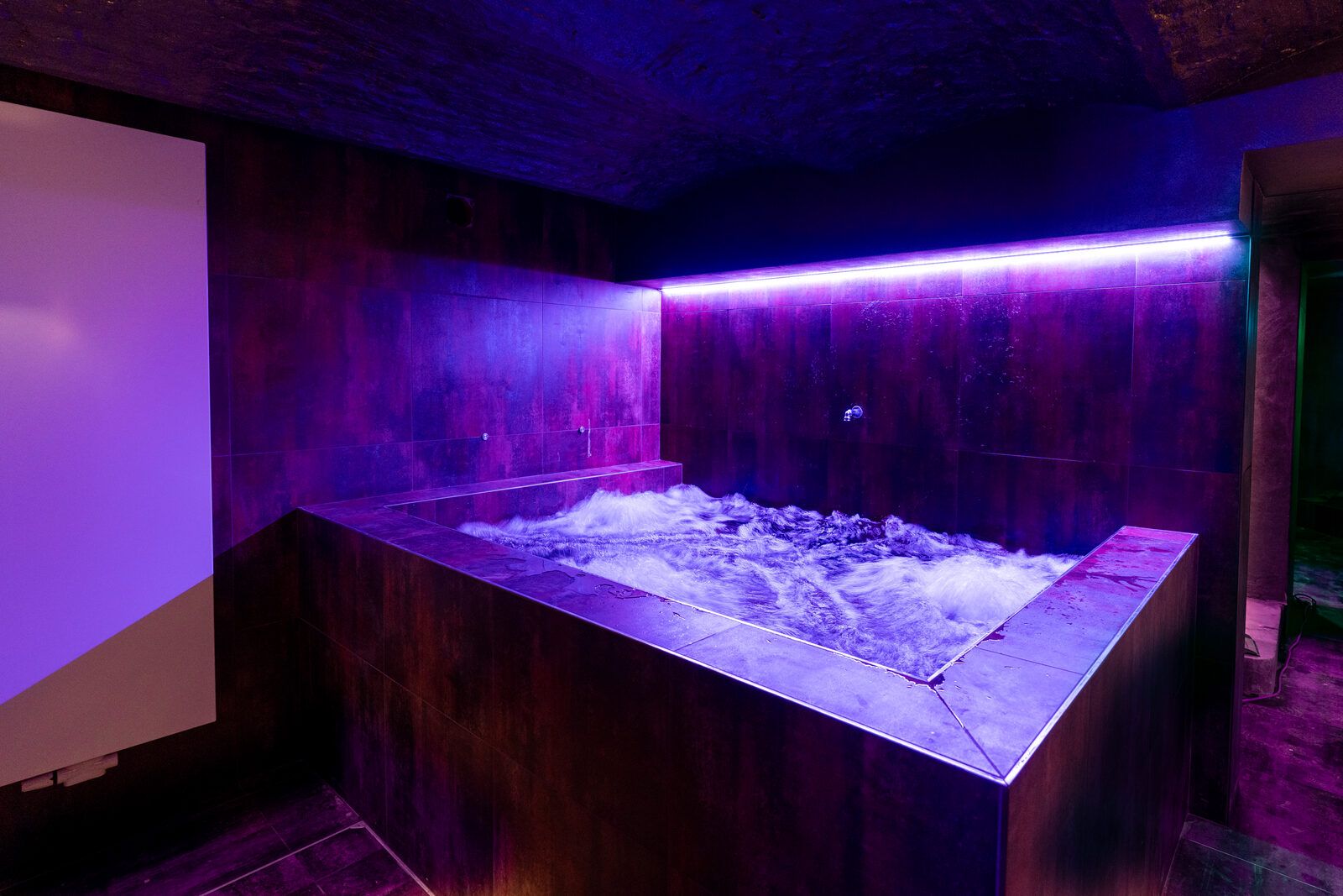 Jacuzzi intérieur du Designer Hôtel