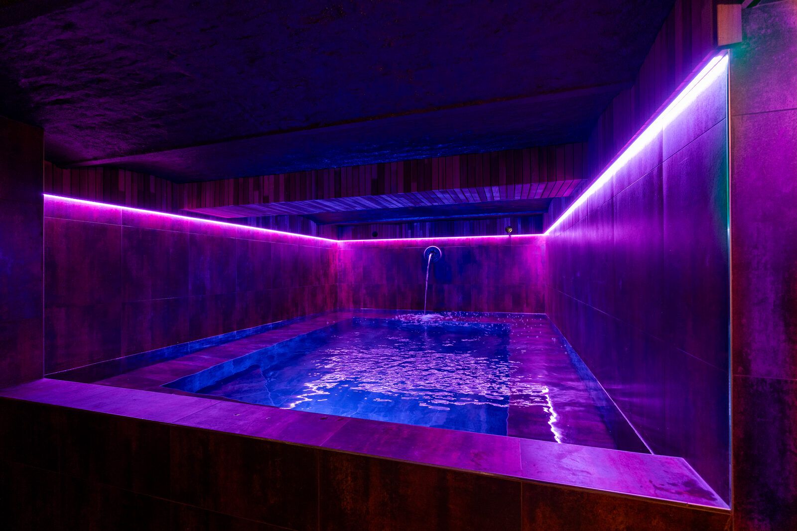 Piscine intérieure du Designer Hôtel