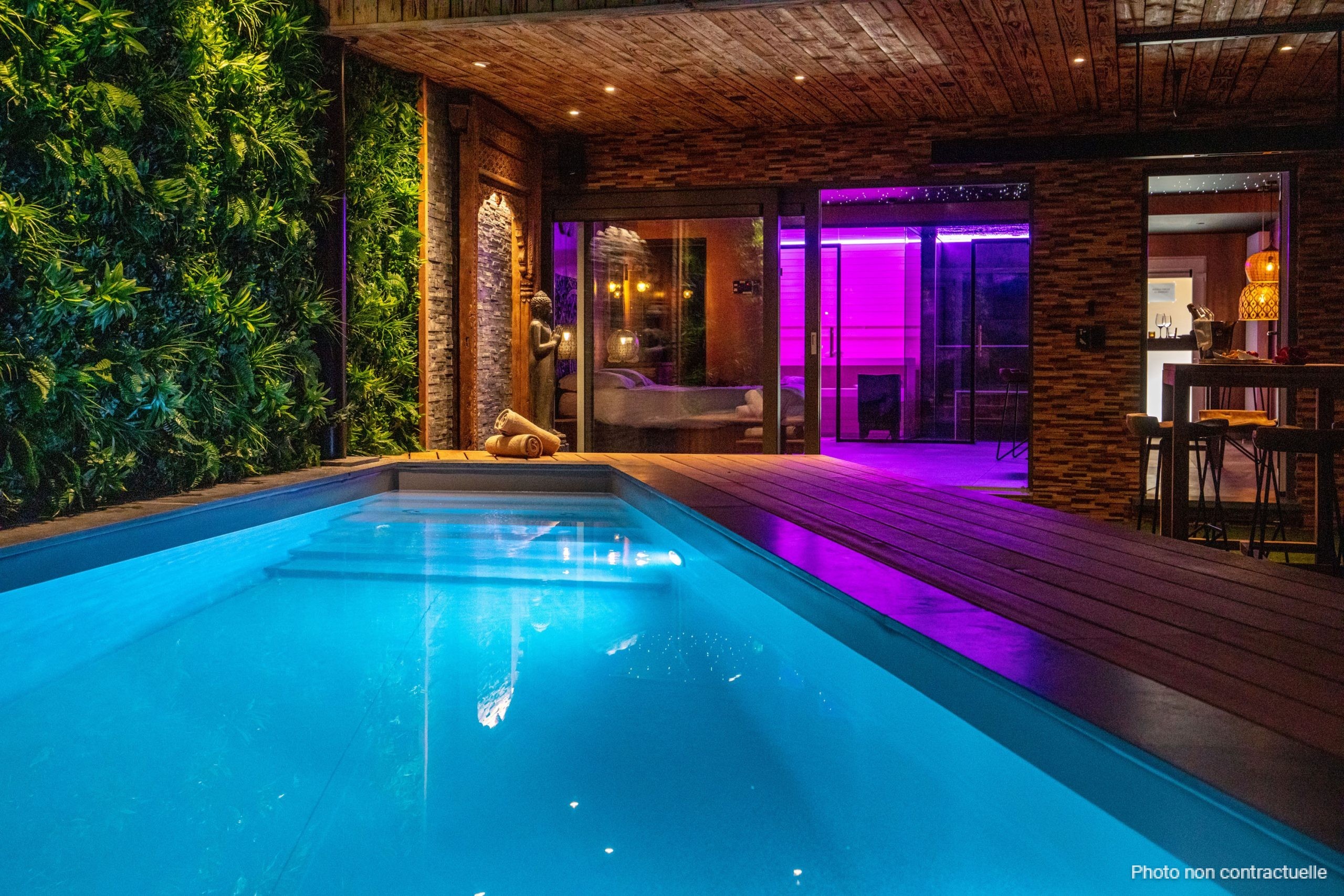 Une piscine dans une suite de luxe piscine-suite-luxe