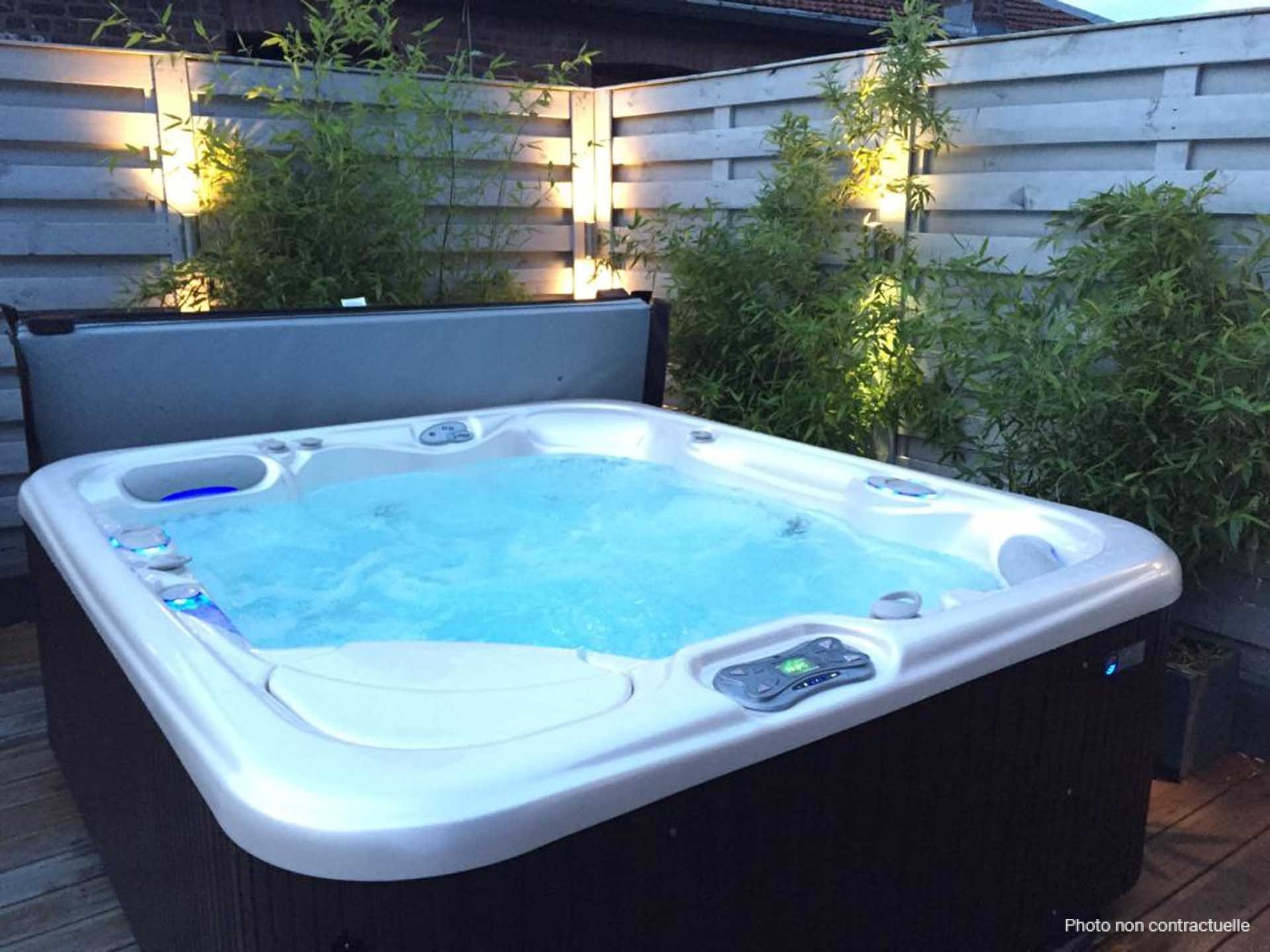 Jacuzzi extérieur de nuit